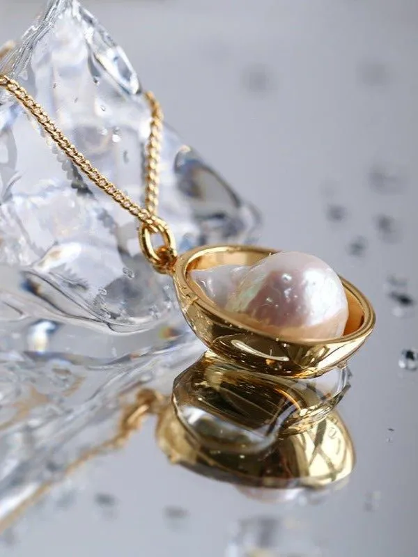 Baroque Shaped Pearl Oval Pendant Necklace