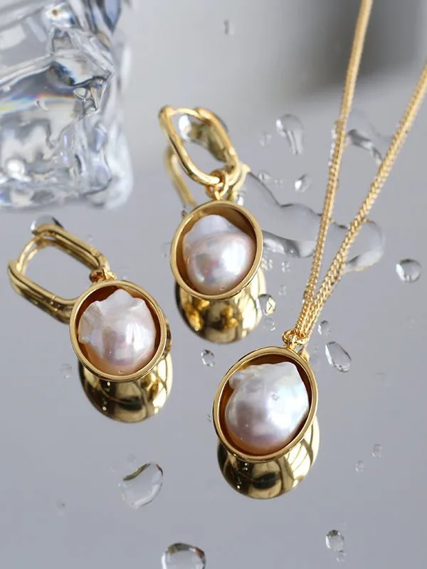 Baroque Shaped Pearl Oval Pendant Necklace